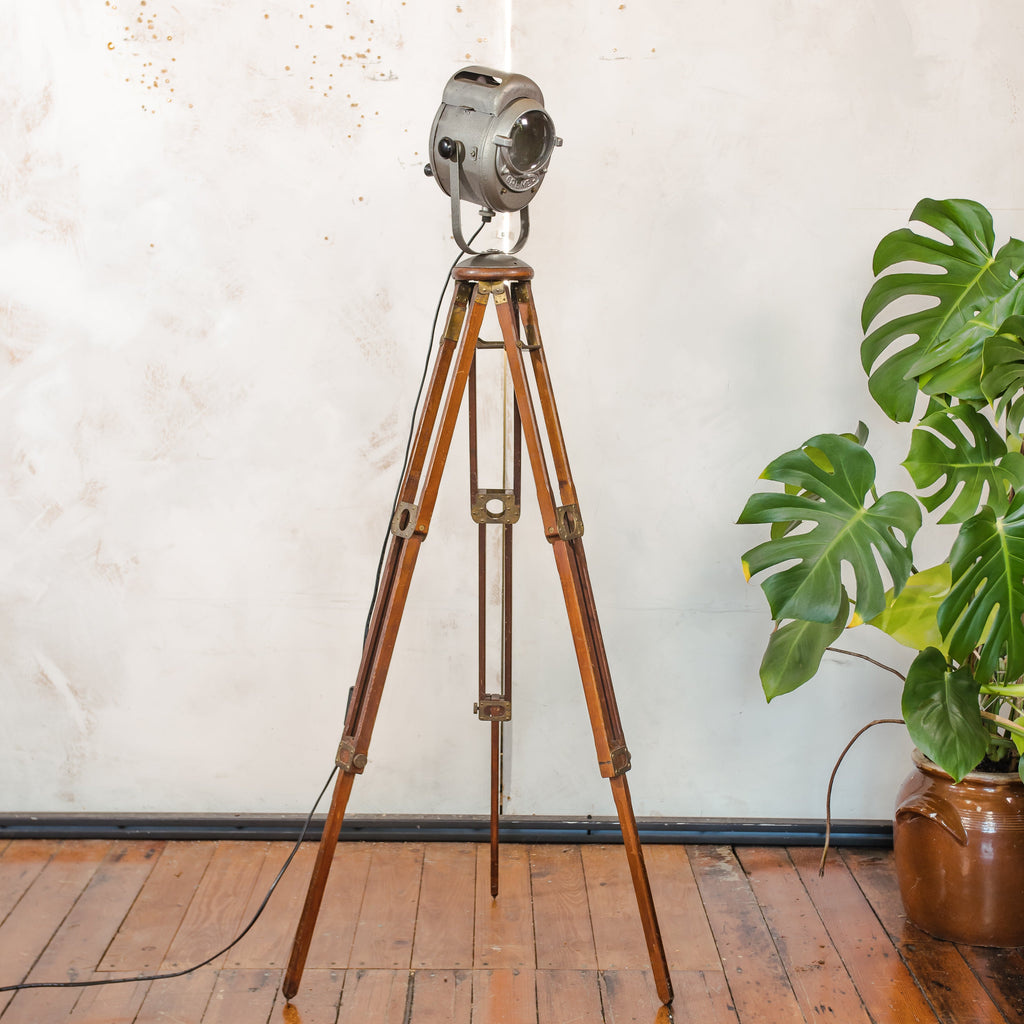 Antieke Franse theaterlamp spotllight, staande vloerlamp uit de jaren 1950, A.E. Cremer Paris Baby Spot op een antiek Eastman Kodak statief.