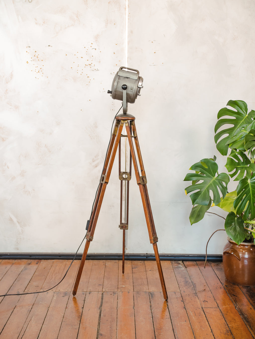Antieke Franse theaterlamp spotllight, staande vloerlamp uit de jaren 1950, A.E. Cremer Paris Baby Spot op een antiek Eastman Kodak statief.