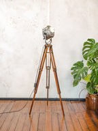 Antieke Franse theaterlamp spotllight, staande vloerlamp uit de jaren 1950, A.E. Cremer Paris Baby Spot op een antiek Eastman Kodak statief.