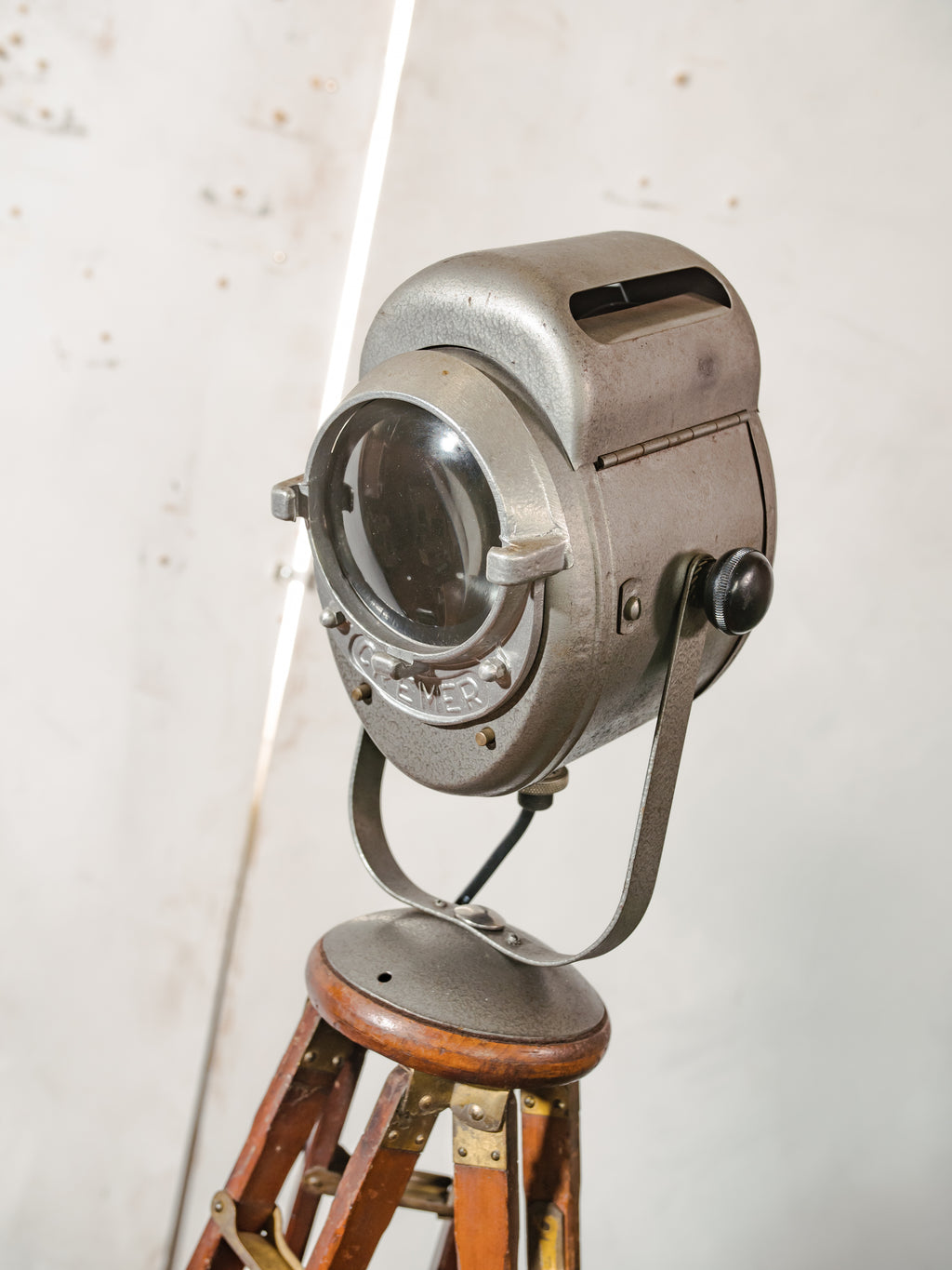 Antieke Franse theaterlamp spotllight, staande vloerlamp uit de jaren 1950, A.E. Cremer Paris Baby Spot op een antiek Eastman Kodak statief.