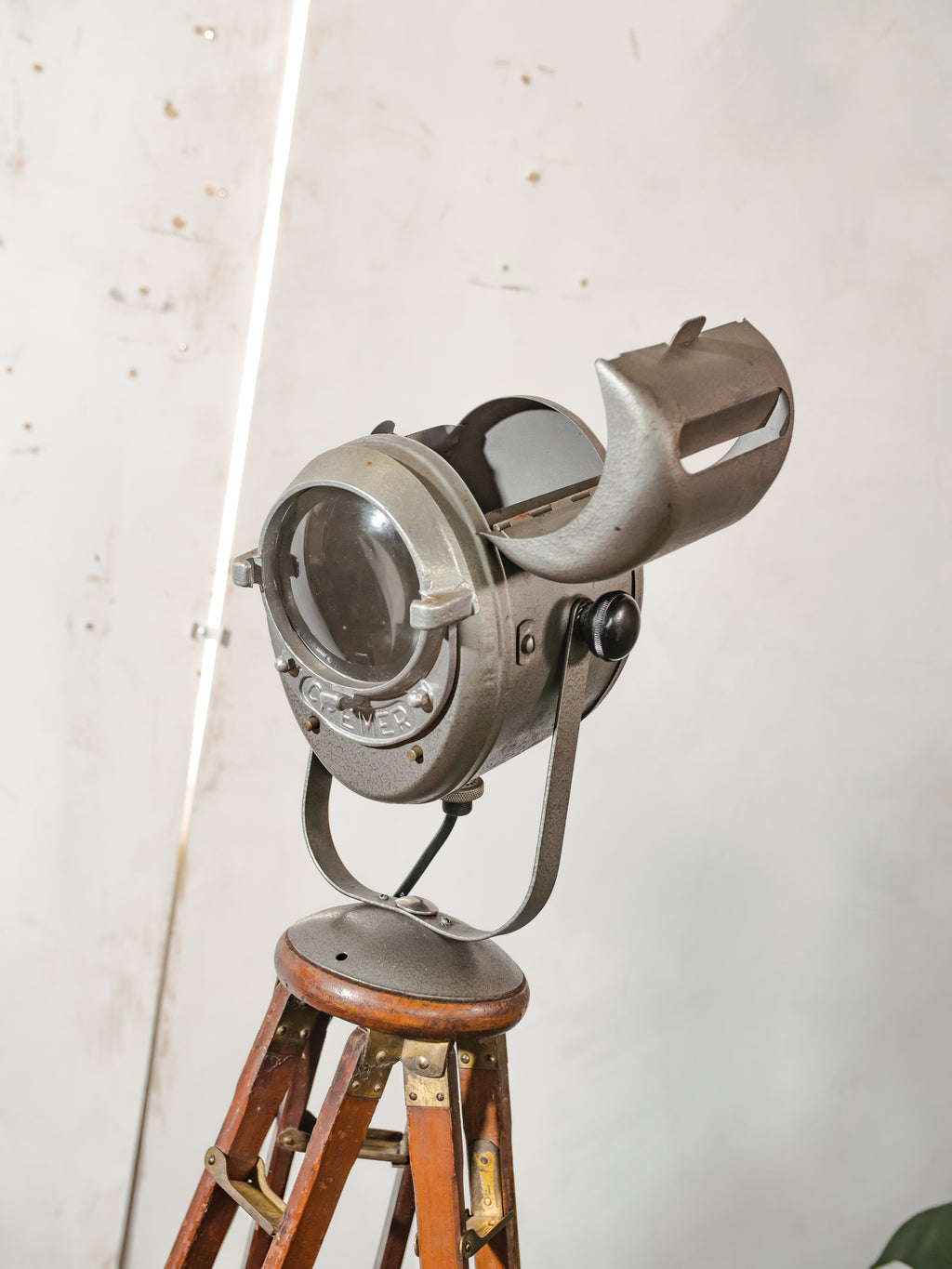 Antieke Franse theaterlamp spotllight, staande vloerlamp uit de jaren 1950, A.E. Cremer Paris Baby Spot op een antiek Eastman Kodak statief.