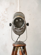Antieke Franse theaterlamp spotllight, staande vloerlamp uit de jaren 1950, A.E. Cremer Paris Baby Spot op een antiek Eastman Kodak statief.