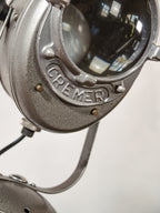 Antieke Franse theaterlamp spotllight, staande vloerlamp uit de jaren 1950, A.E. Cremer Paris Baby Spot op een antiek Eastman Kodak statief.