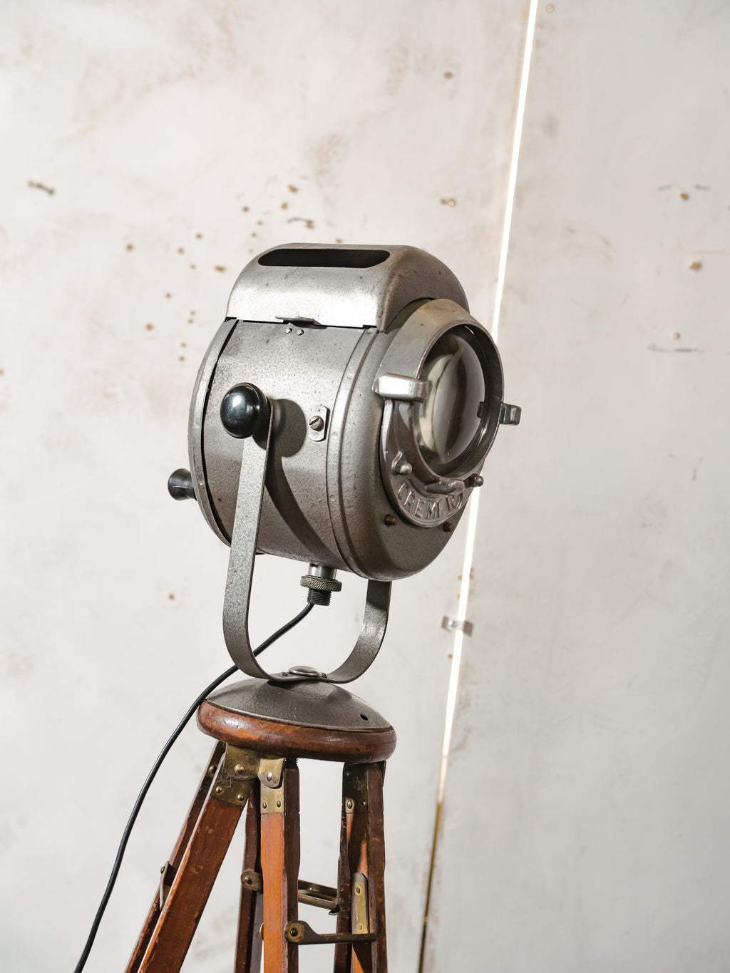 Antieke Franse theaterlamp spotllight, staande vloerlamp uit de jaren 1950, A.E. Cremer Paris Baby Spot op een antiek Eastman Kodak statief.