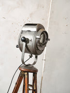 Antieke Franse theaterlamp spotllight, staande vloerlamp uit de jaren 1950, A.E. Cremer Paris Baby Spot op een antiek Eastman Kodak statief.