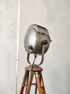 Antieke Franse theaterlamp spotllight, staande vloerlamp uit de jaren 1950, A.E. Cremer Paris Baby Spot op een antiek Eastman Kodak statief.