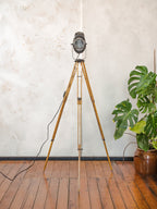 Vintage Franse theater spotlight lamp, staande lamp uit de jaren 1950, A.E. Cremer Paris Baby Spot op antiek houten statief, film studio lamp.