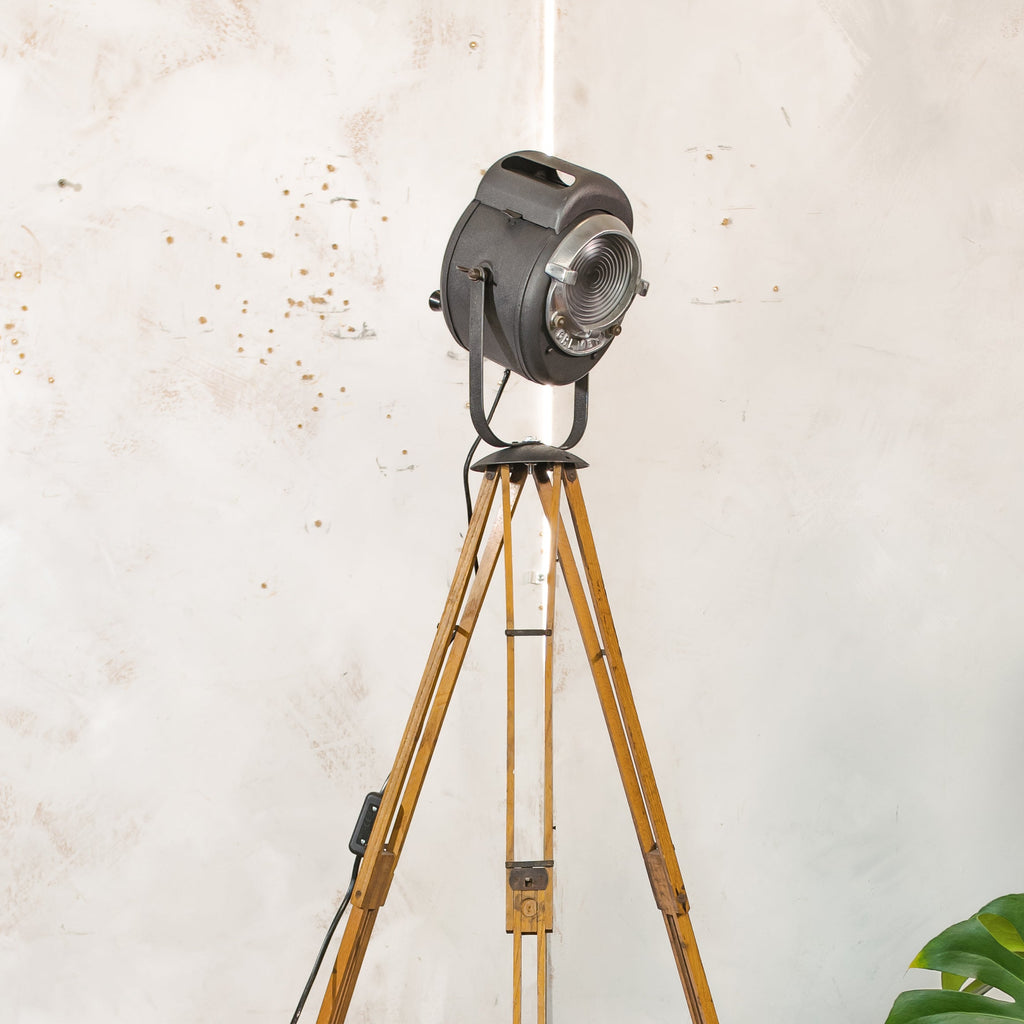 Vintage Franse theater spotlight lamp, staande lamp uit de jaren 1950, A.E. Cremer Paris Baby Spot op antiek houten statief, film studio lamp.