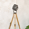 Vintage Franse theater spotlight lamp, staande lamp uit de jaren 1950, A.E. Cremer Paris Baby Spot op antiek houten statief, film studio lamp.
