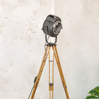 Vintage Franse theater spotlight lamp, staande lamp uit de jaren 1950, A.E. Cremer Paris Baby Spot op antiek houten statief, film studio lamp.
