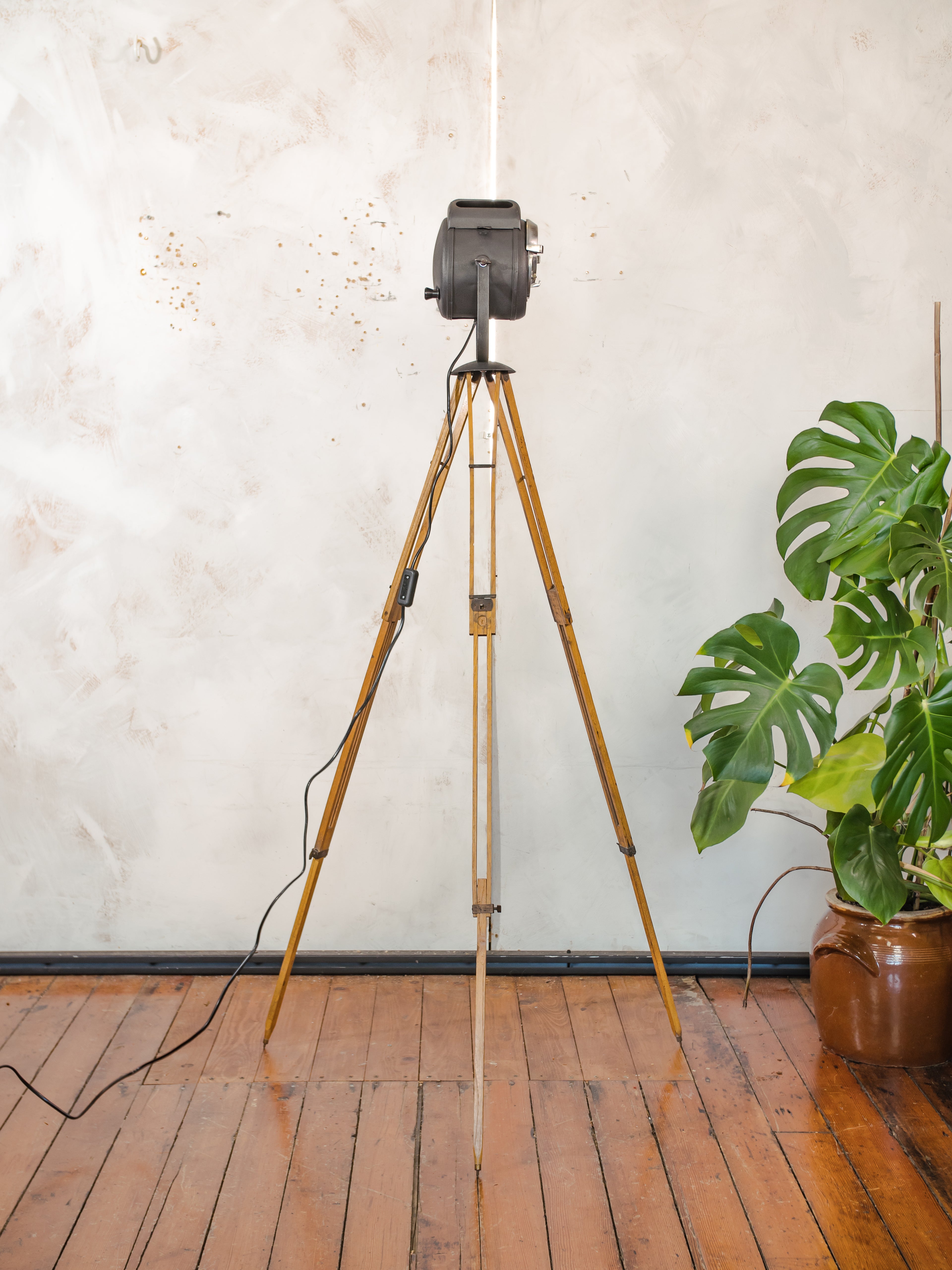 Vintage Franse theater spotlight lamp, staande lamp uit de jaren 1950, A.E. Cremer Paris Baby Spot op antiek houten statief, film studio lamp.