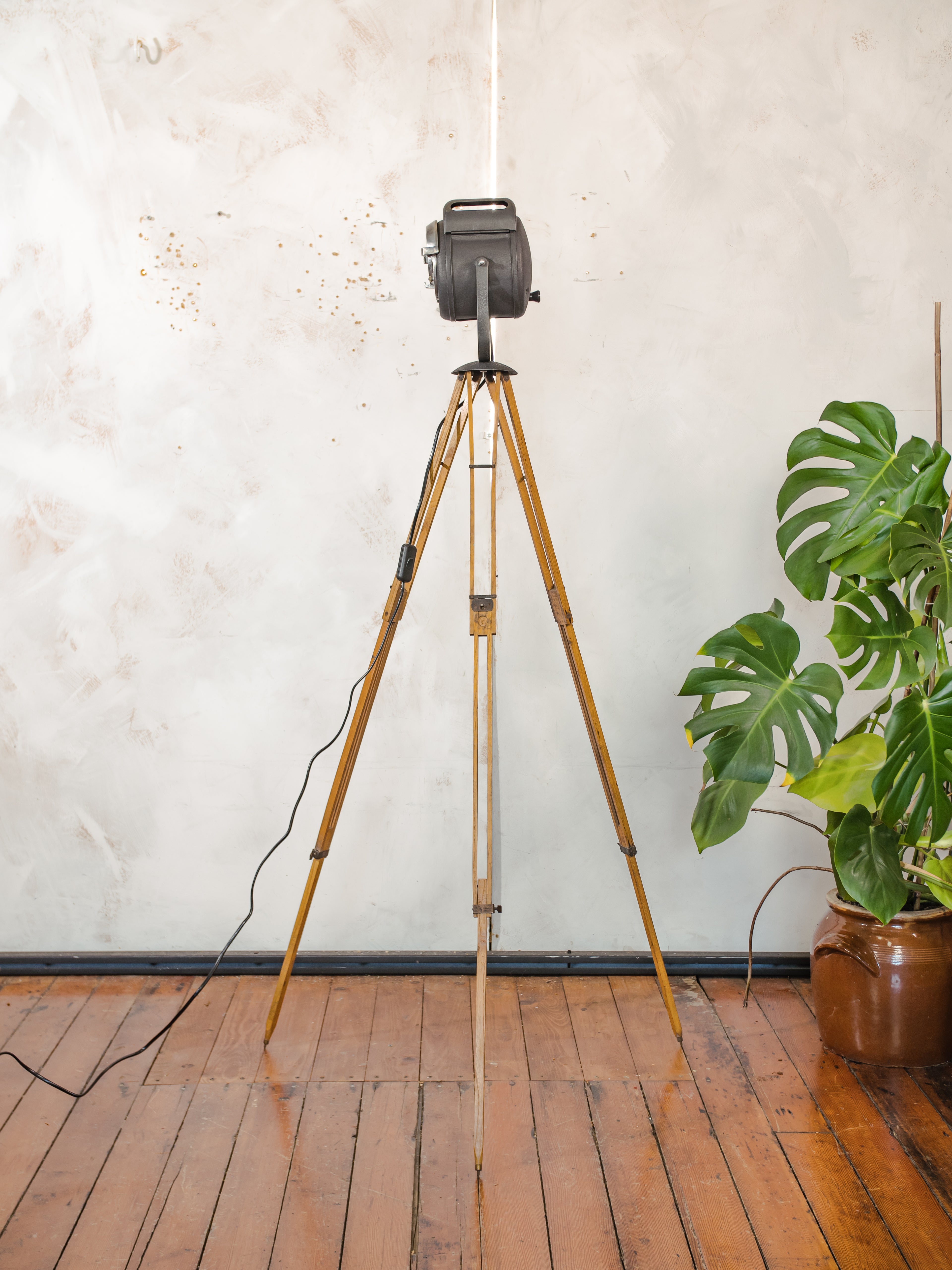 Vintage Franse theater spotlight lamp, staande lamp uit de jaren 1950, A.E. Cremer Paris Baby Spot op antiek houten statief, film studio lamp.