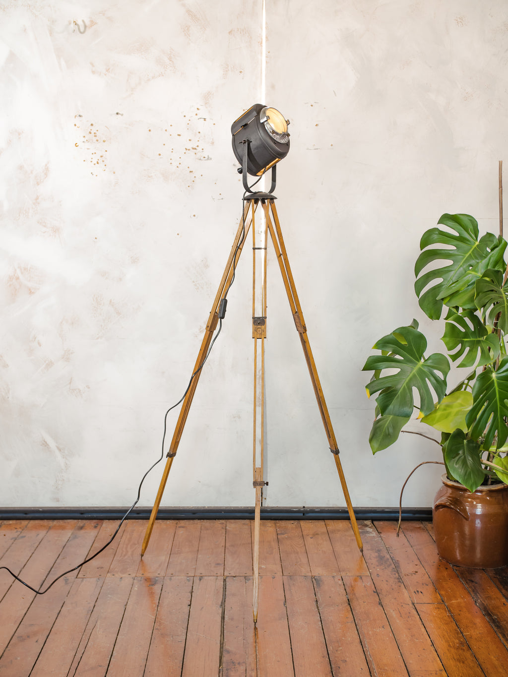 Vintage Franse theater spotlight lamp, staande lamp uit de jaren 1950, A.E. Cremer Paris Baby Spot op antiek houten statief, film studio lamp.