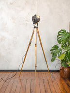 Vintage Franse theater spotlight lamp, staande lamp uit de jaren 1950, A.E. Cremer Paris Baby Spot op antiek houten statief, film studio lamp.
