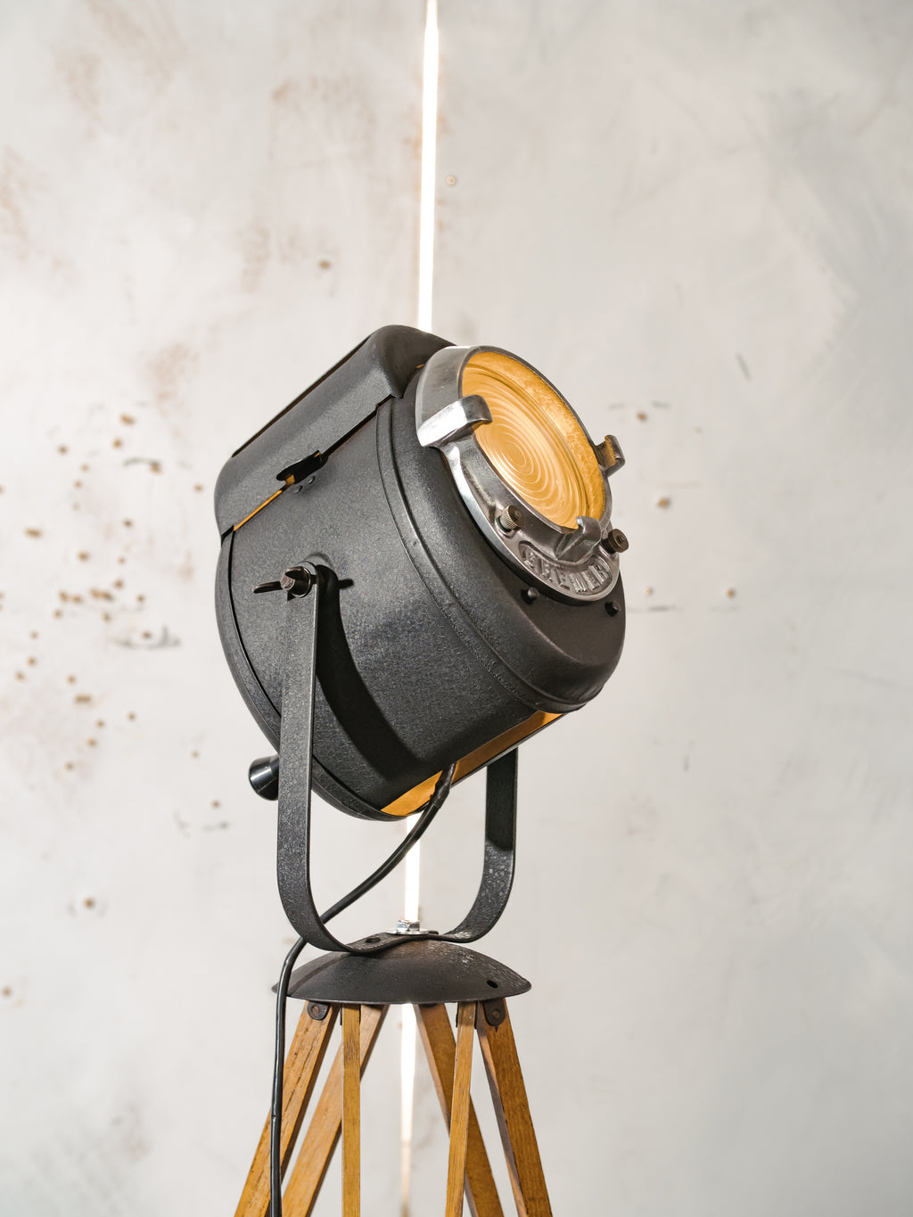 Vintage Franse theater spotlight lamp, staande lamp uit de jaren 1950, A.E. Cremer Paris Baby Spot op antiek houten statief, film studio lamp.