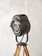 Vintage Franse theater spotlight lamp, staande lamp uit de jaren 1950, A.E. Cremer Paris Baby Spot op antiek houten statief, film studio lamp.