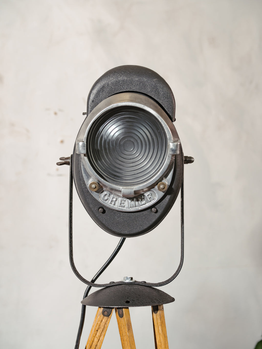 Vintage Franse theater spotlight lamp, staande lamp uit de jaren 1950, A.E. Cremer Paris Baby Spot op antiek houten statief, film studio lamp.