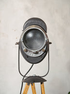 Vintage Franse theater spotlight lamp, staande lamp uit de jaren 1950, A.E. Cremer Paris Baby Spot op antiek houten statief, film studio lamp.