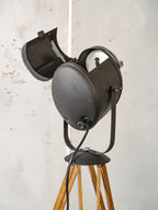 Vintage Franse theater spotlight lamp, staande lamp uit de jaren 1950, A.E. Cremer Paris Baby Spot op antiek houten statief, film studio lamp.