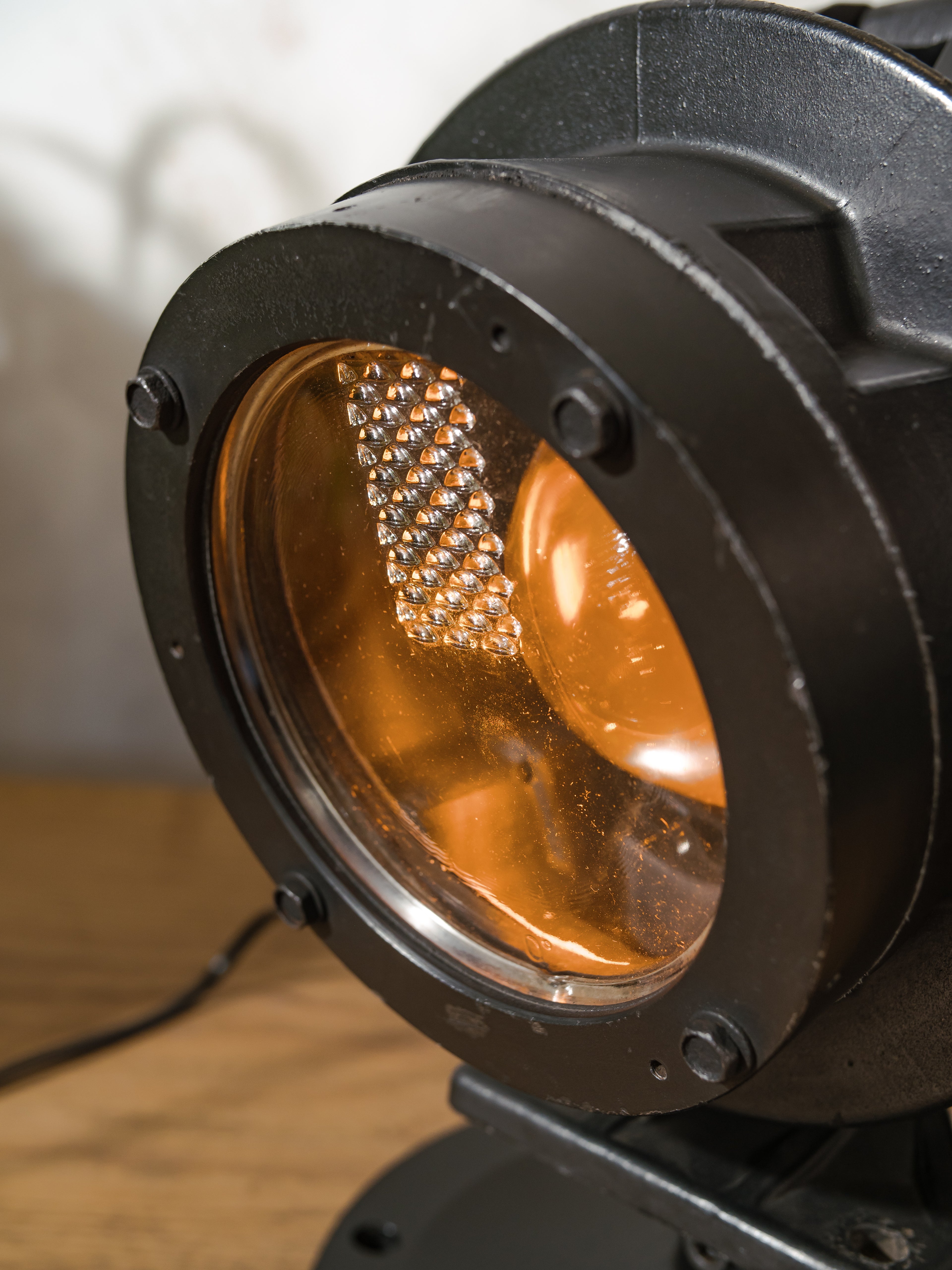 Vintage DDR spoorweg signaal schijnwerper tafellamp, industriële bureaulamp, Telesig Berlin, oranje lens.