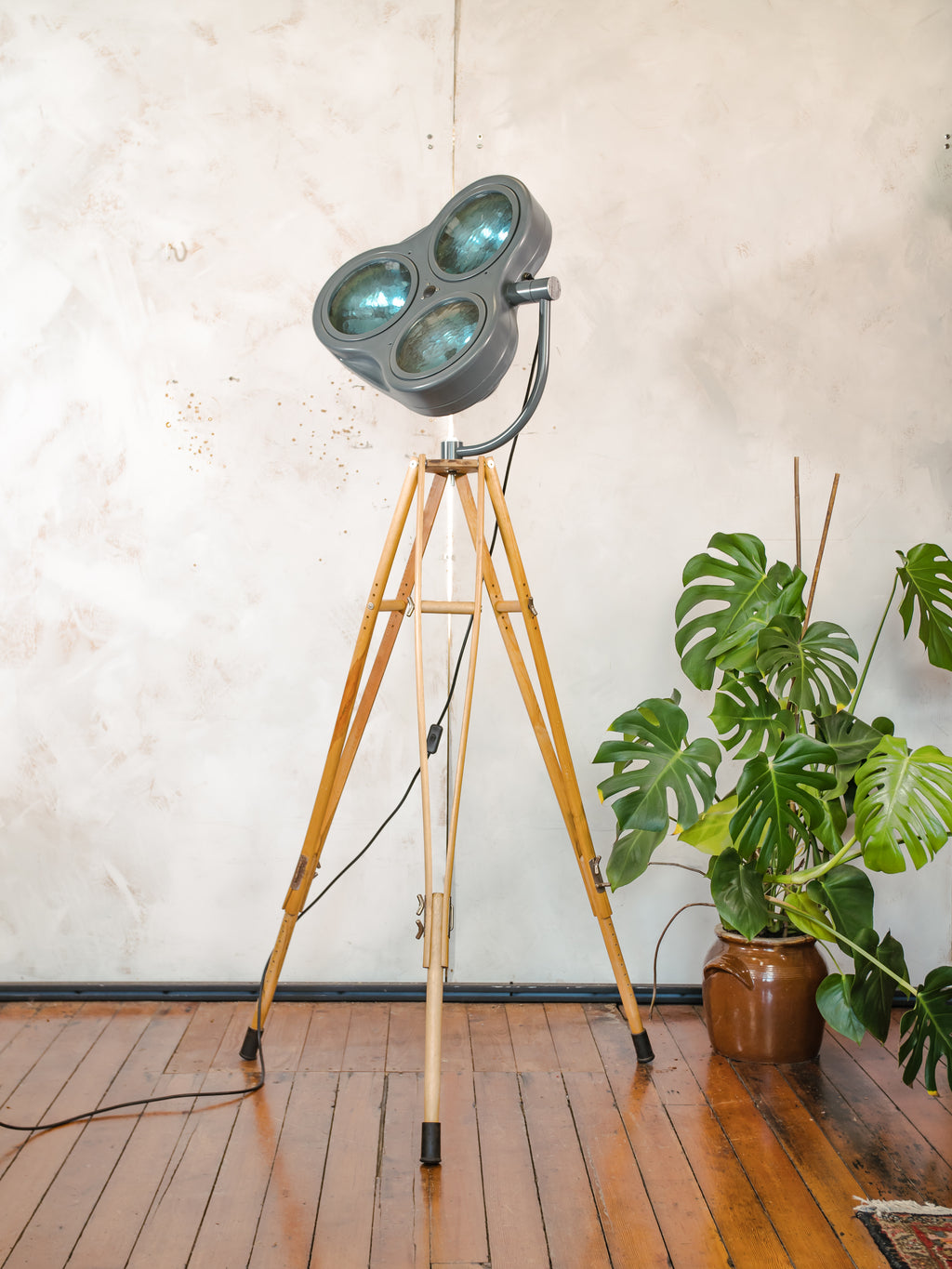 Gray anthracite Surgical Hospital Spotlight by Heraeus Hanaulux London, Designer Unique Floor Lamp, Wooden Army Crutch Tripod
