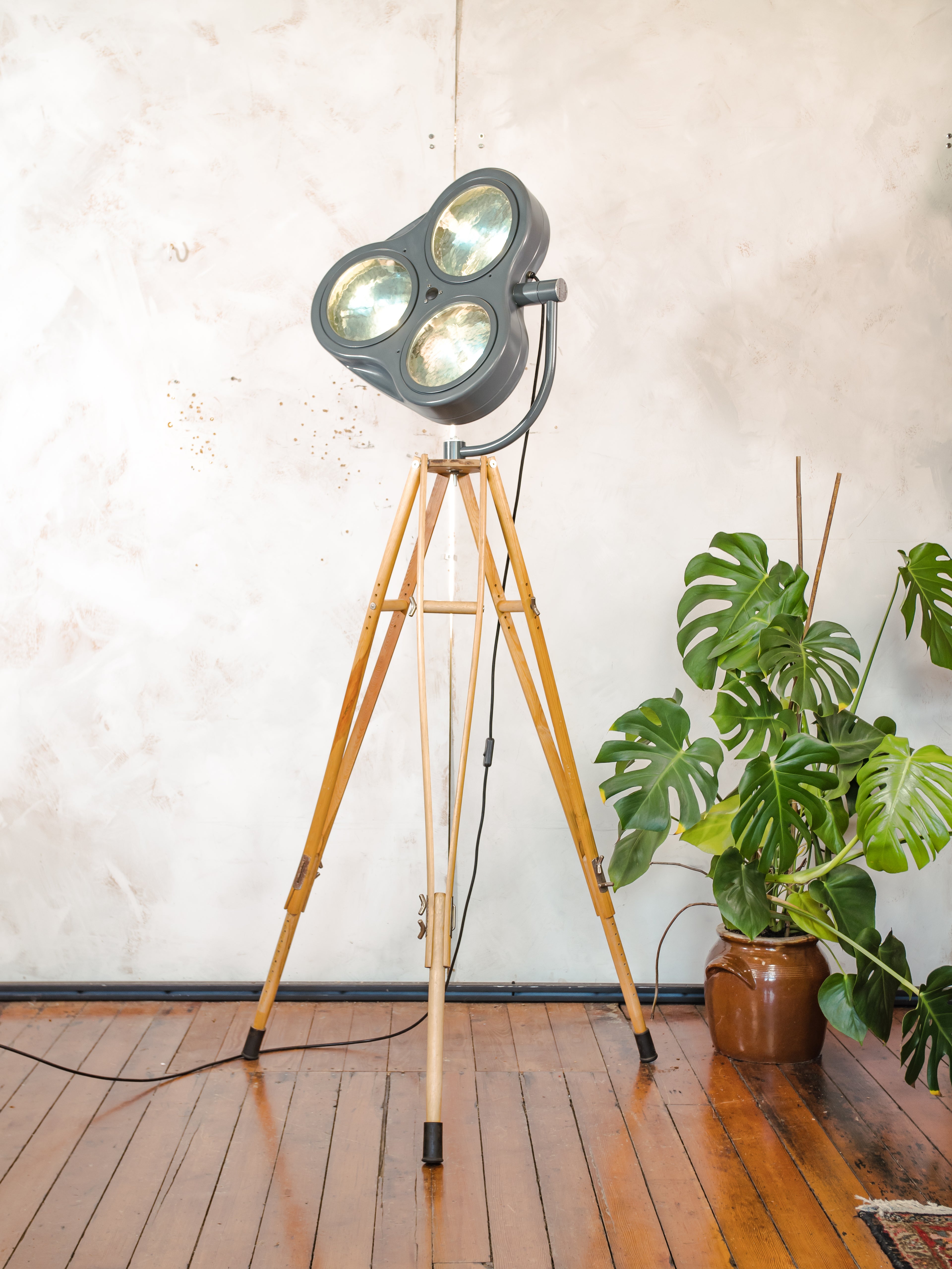 Gray anthracite Surgical Hospital Spotlight by Heraeus Hanaulux London, Designer Unique Floor Lamp, Wooden Army Crutch Tripod