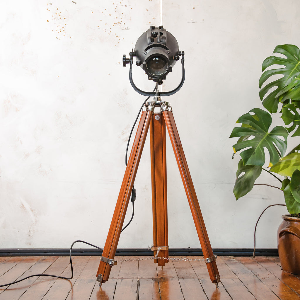 Theaterlamp uit de jaren 60 van Strand Electric, model Patt 23, zwart, filmstudioverlichting op houten statief.