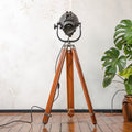 Theaterlamp uit de jaren 60 van Strand Electric, model Patt 23, zwart, filmstudioverlichting op houten statief.