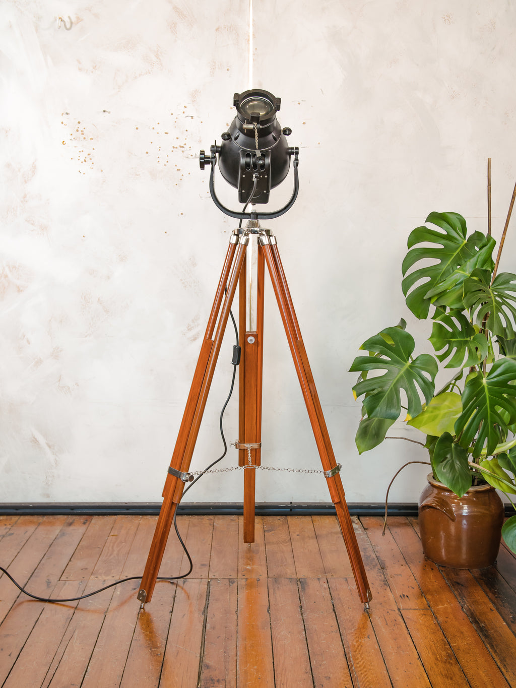 Theaterlamp uit de jaren 60 van Strand Electric, model Patt 23, zwart, filmstudioverlichting op houten statief.