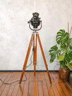 Theaterlamp uit de jaren 60 van Strand Electric, model Patt 23, zwart, filmstudioverlichting op houten statief.