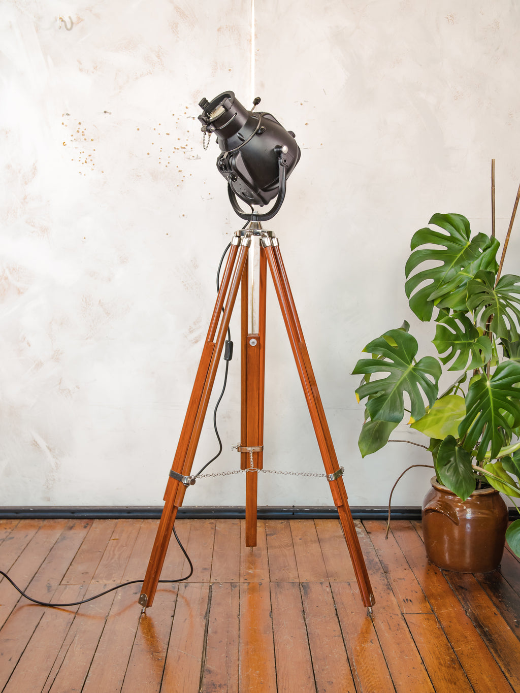 Theaterlamp uit de jaren 60 van Strand Electric, model Patt 23, zwart, filmstudioverlichting op houten statief.
