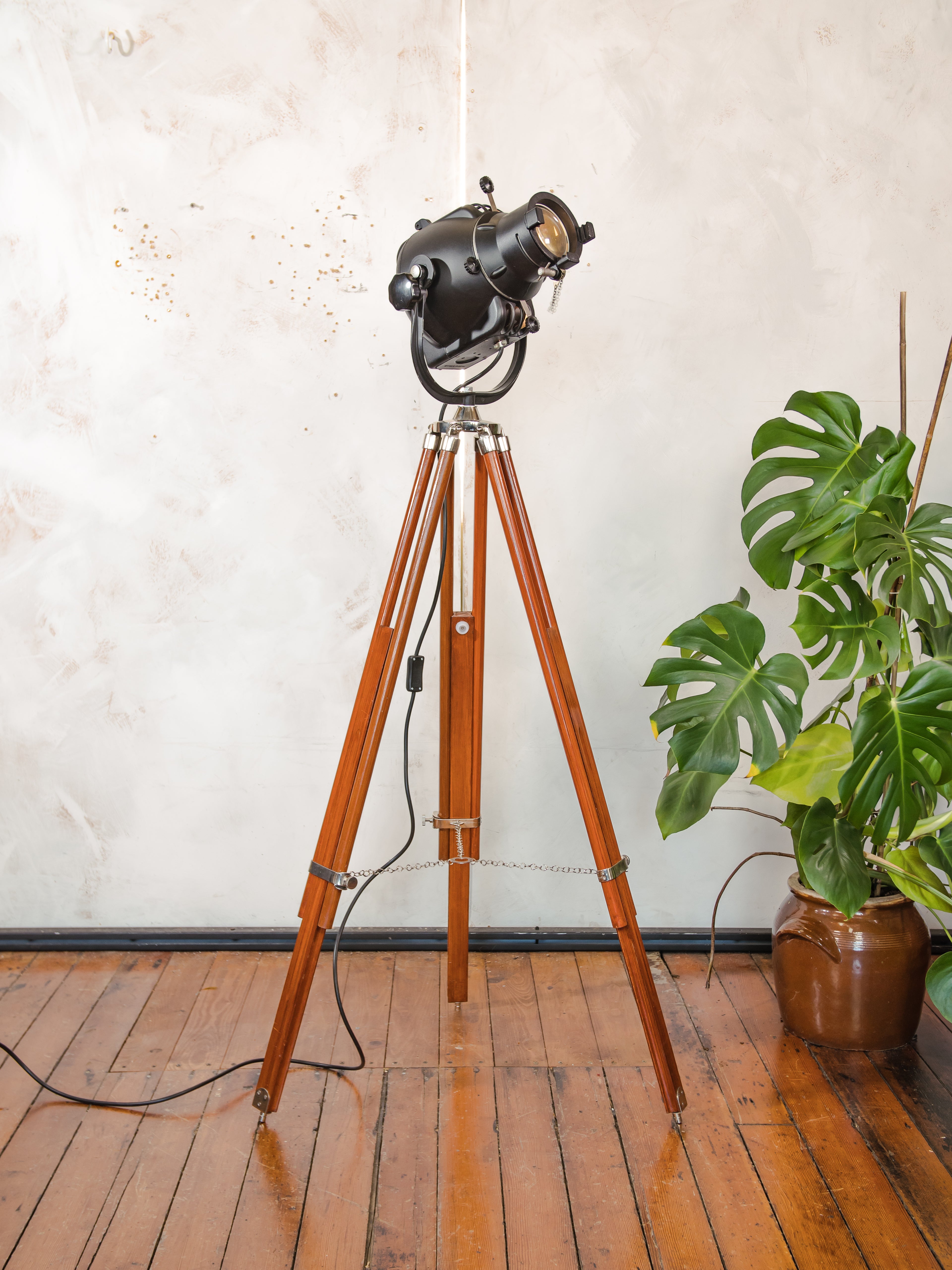 Theaterlamp uit de jaren 60 van Strand Electric, model Patt 23, zwart, filmstudioverlichting op houten statief.