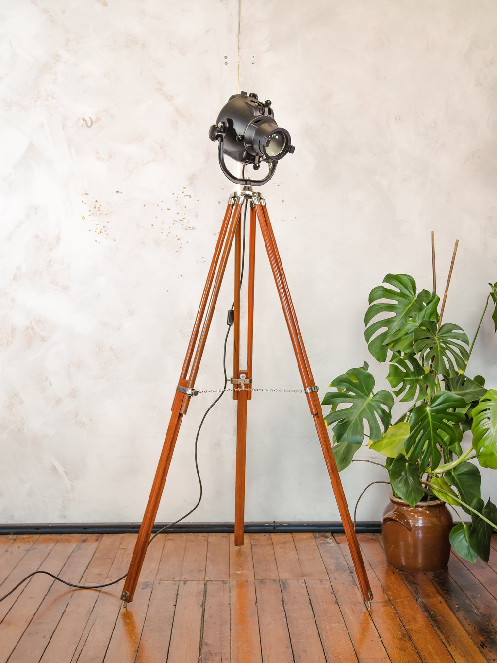 Theaterlamp uit de jaren 60 van Strand Electric, model Patt 23, zwart, filmstudioverlichting op houten statief.