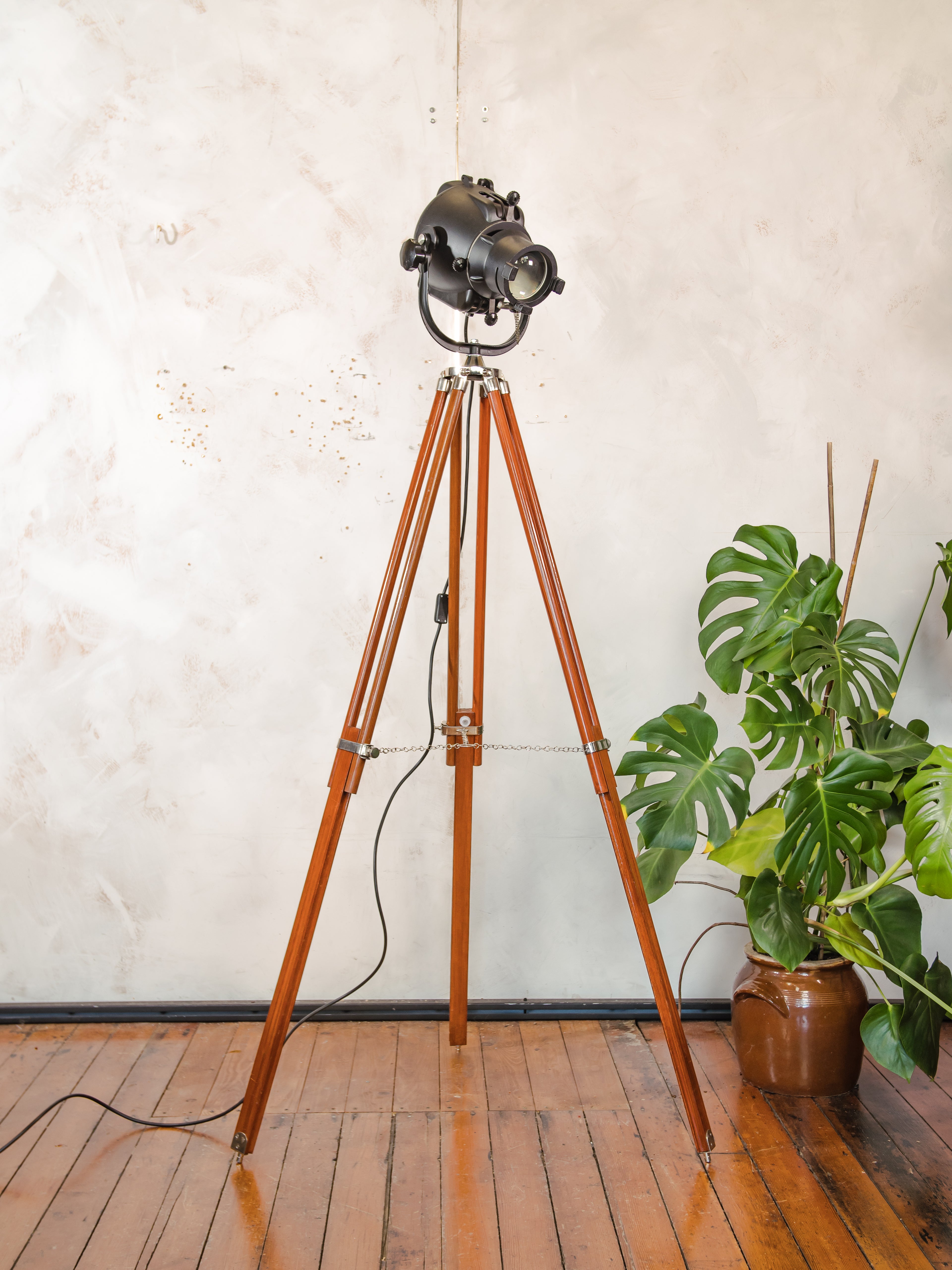 Theaterlamp uit de jaren 60 van Strand Electric, model Patt 23, zwart, filmstudioverlichting op houten statief.