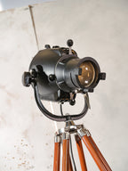 Theaterlamp uit de jaren 60 van Strand Electric, model Patt 23, zwart, filmstudioverlichting op houten statief.