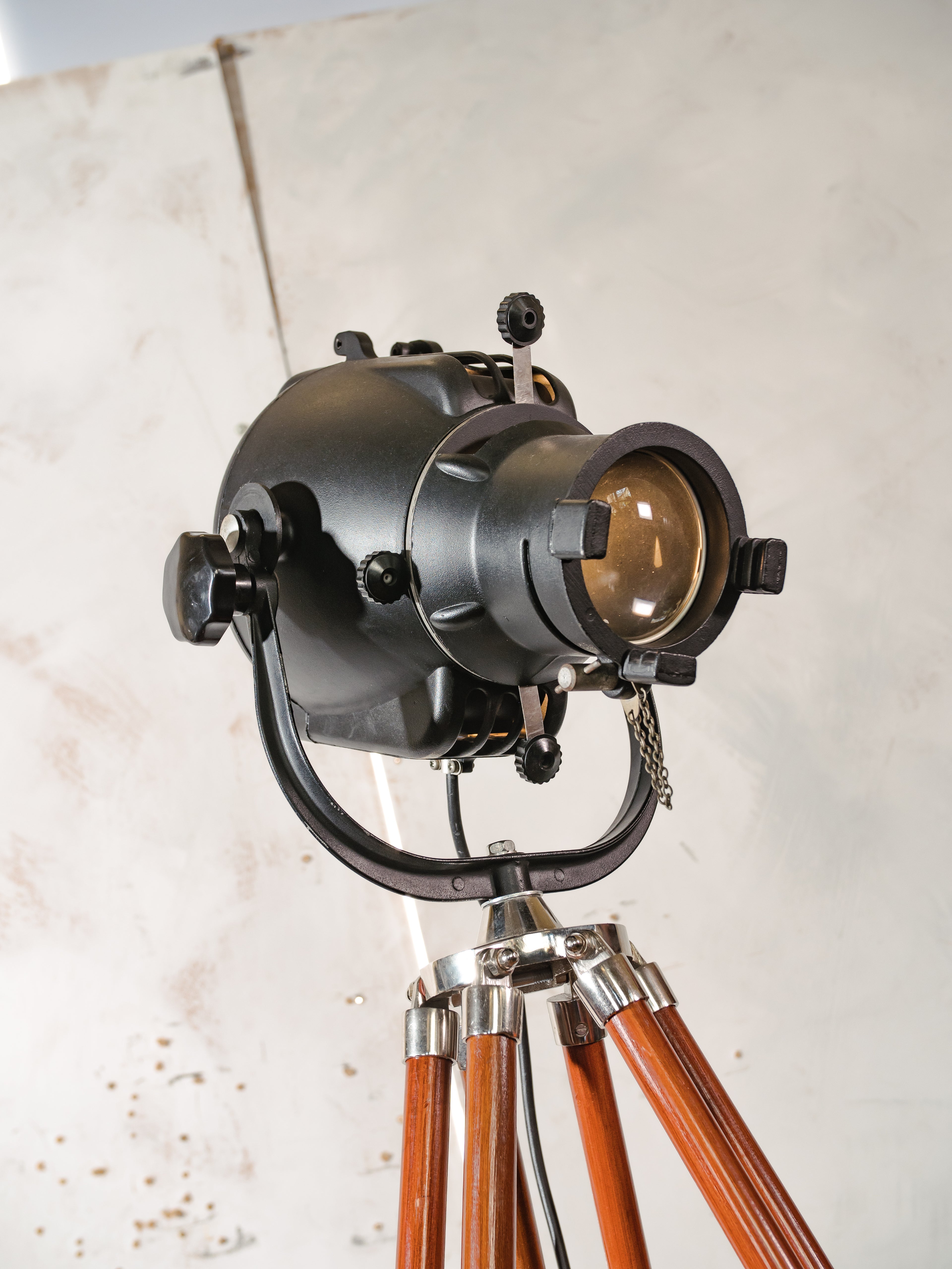 Theaterlamp uit de jaren 60 van Strand Electric, model Patt 23, zwart, filmstudioverlichting op houten statief.