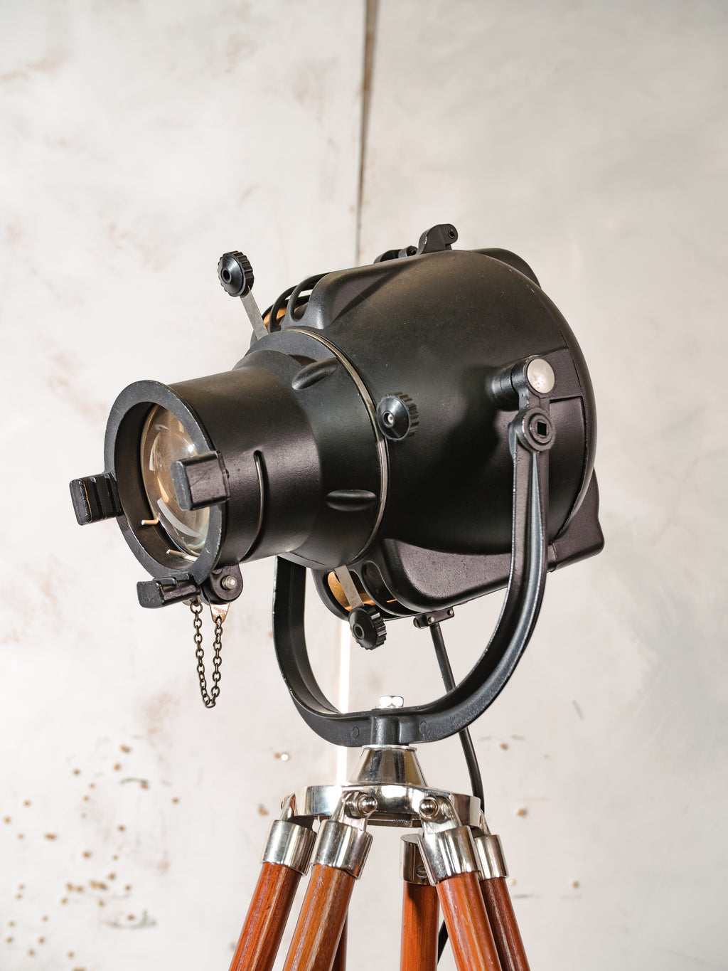 Theaterlamp uit de jaren 60 van Strand Electric, model Patt 23, zwart, filmstudioverlichting op houten statief.