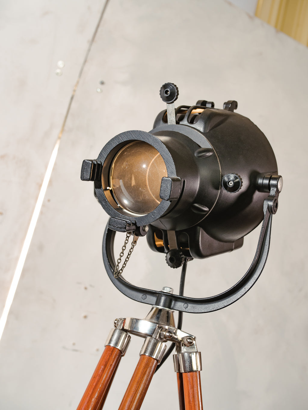 Theaterlamp uit de jaren 60 van Strand Electric, model Patt 23, zwart, filmstudioverlichting op houten statief.