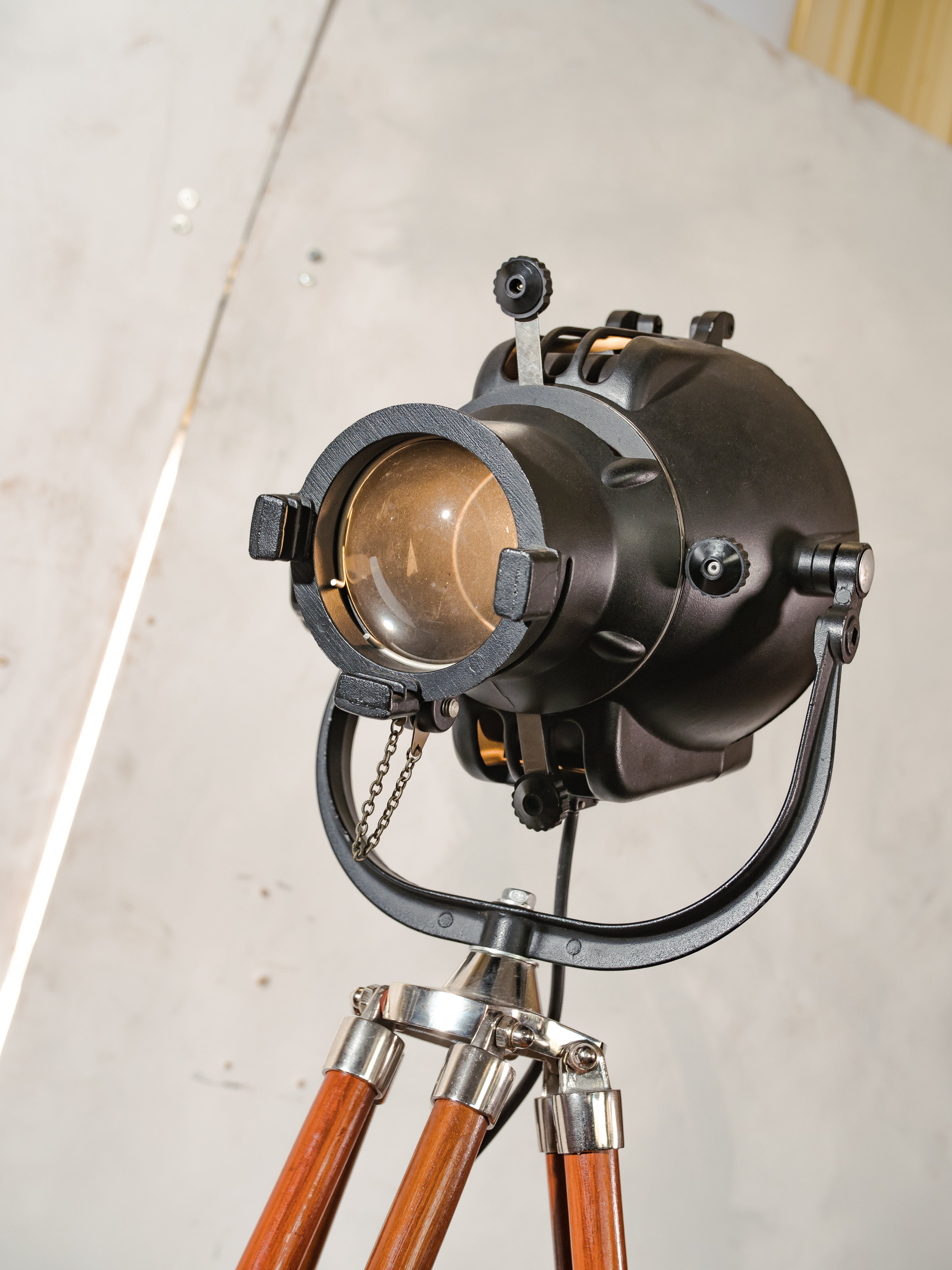 Theaterlamp uit de jaren 60 van Strand Electric, model Patt 23, zwart, filmstudioverlichting op houten statief.