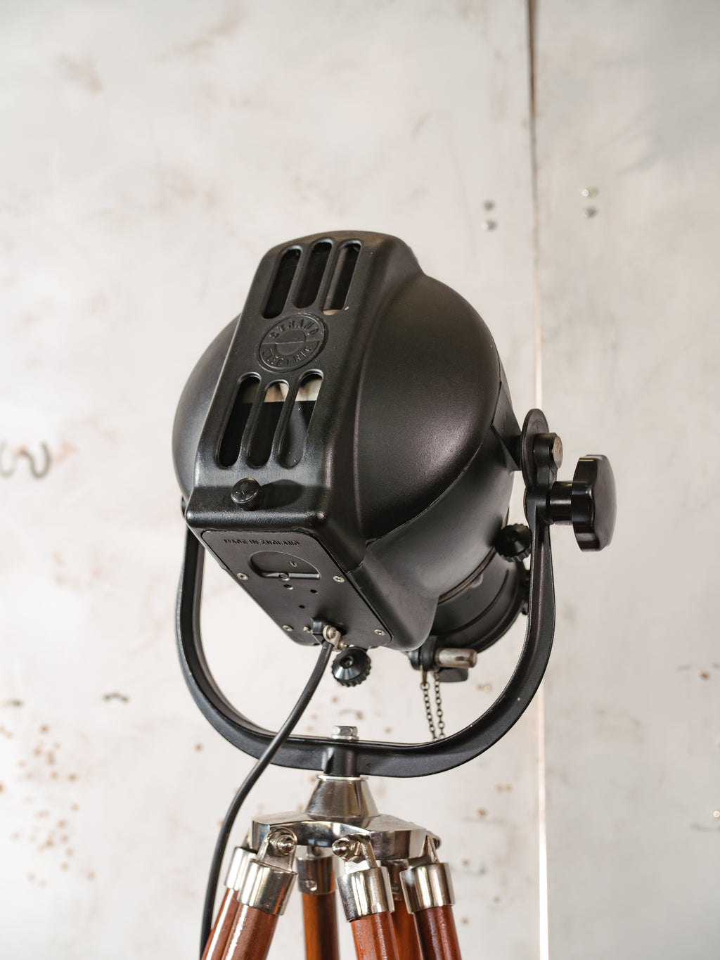 Theaterlamp uit de jaren 60 van Strand Electric, model Patt 23, zwart, filmstudioverlichting op houten statief.