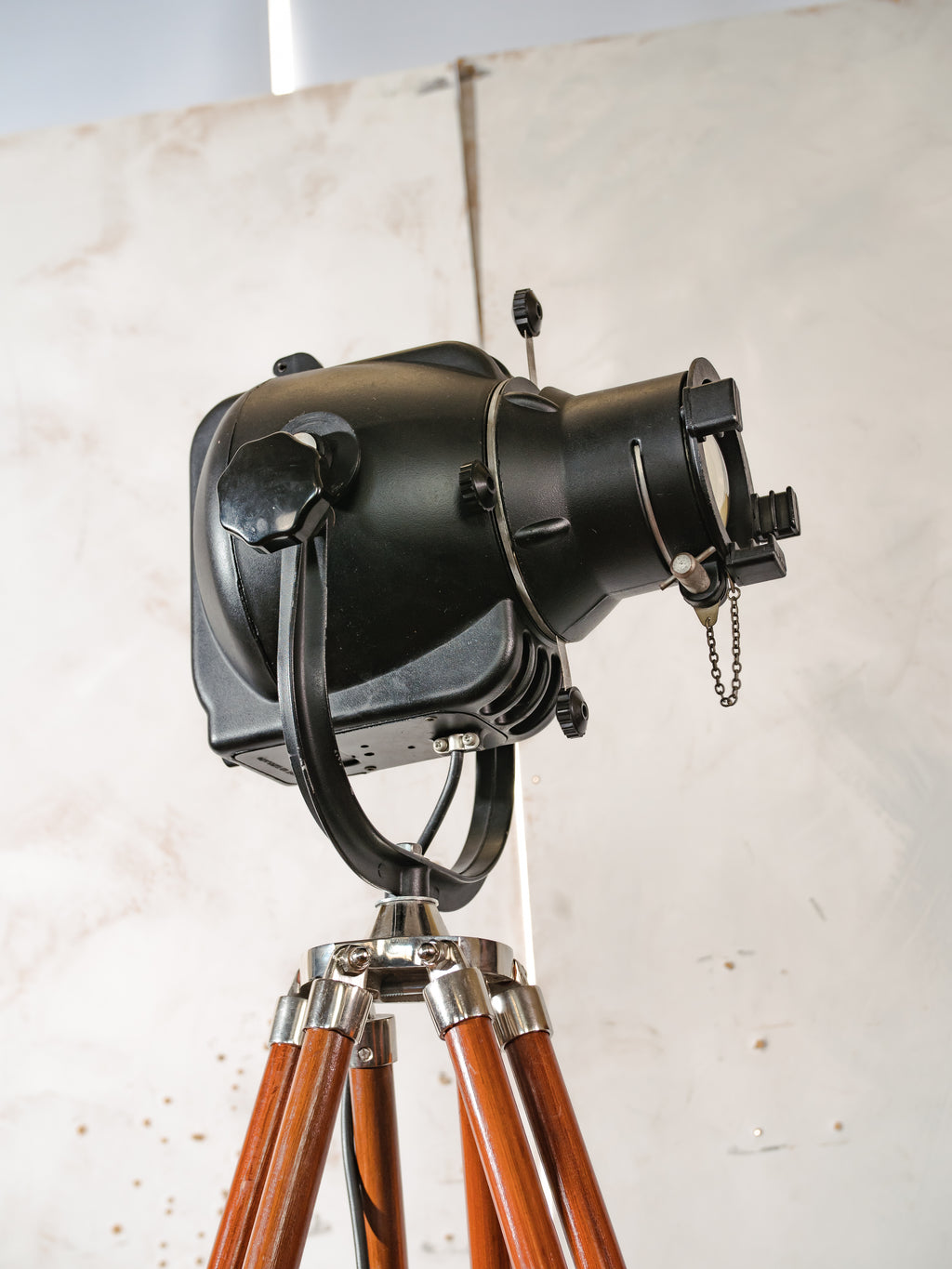 Theaterlamp uit de jaren 60 van Strand Electric, model Patt 23, zwart, filmstudioverlichting op houten statief.