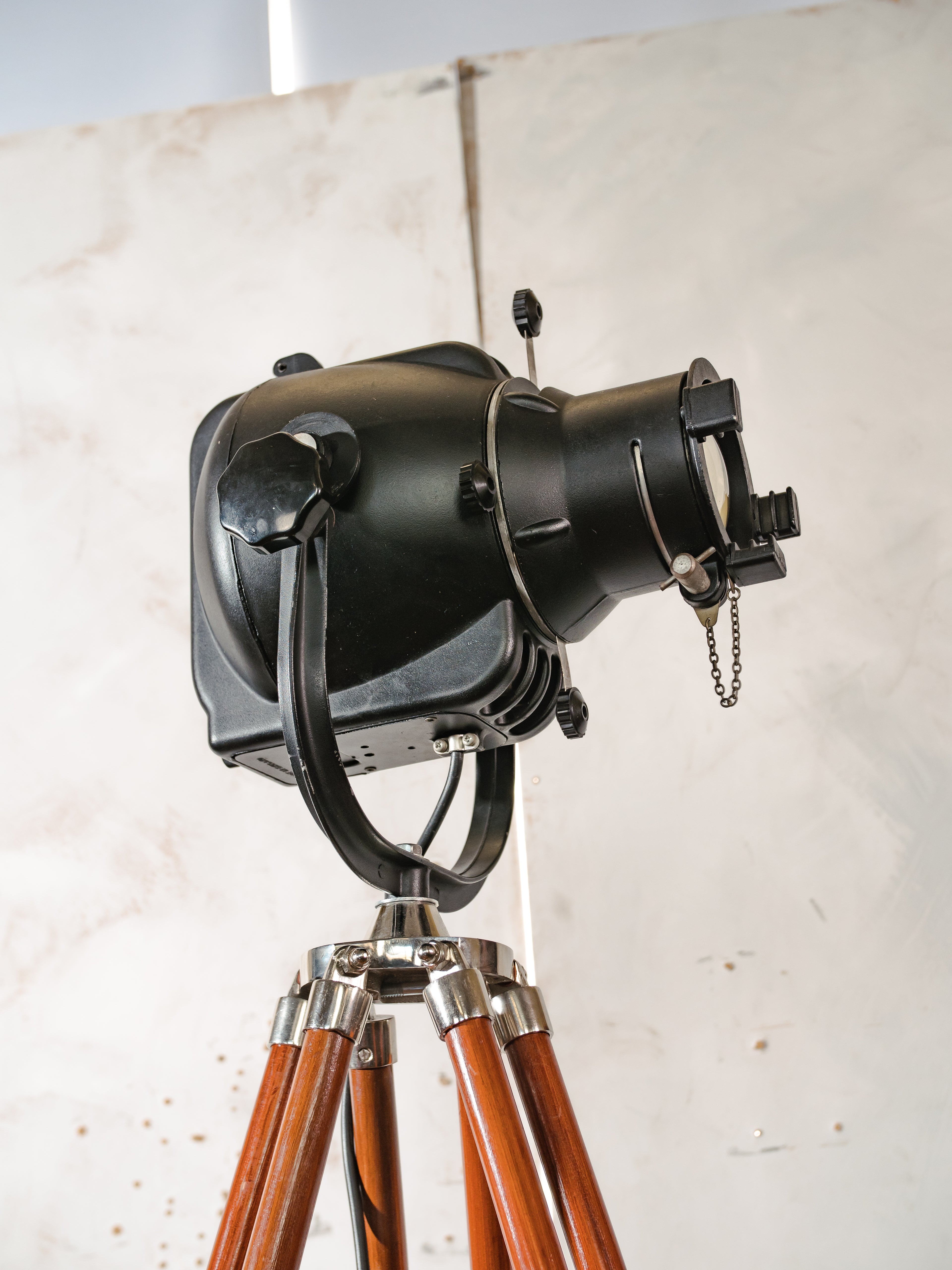 Theaterlamp uit de jaren 60 van Strand Electric, model Patt 23, zwart, filmstudioverlichting op houten statief.