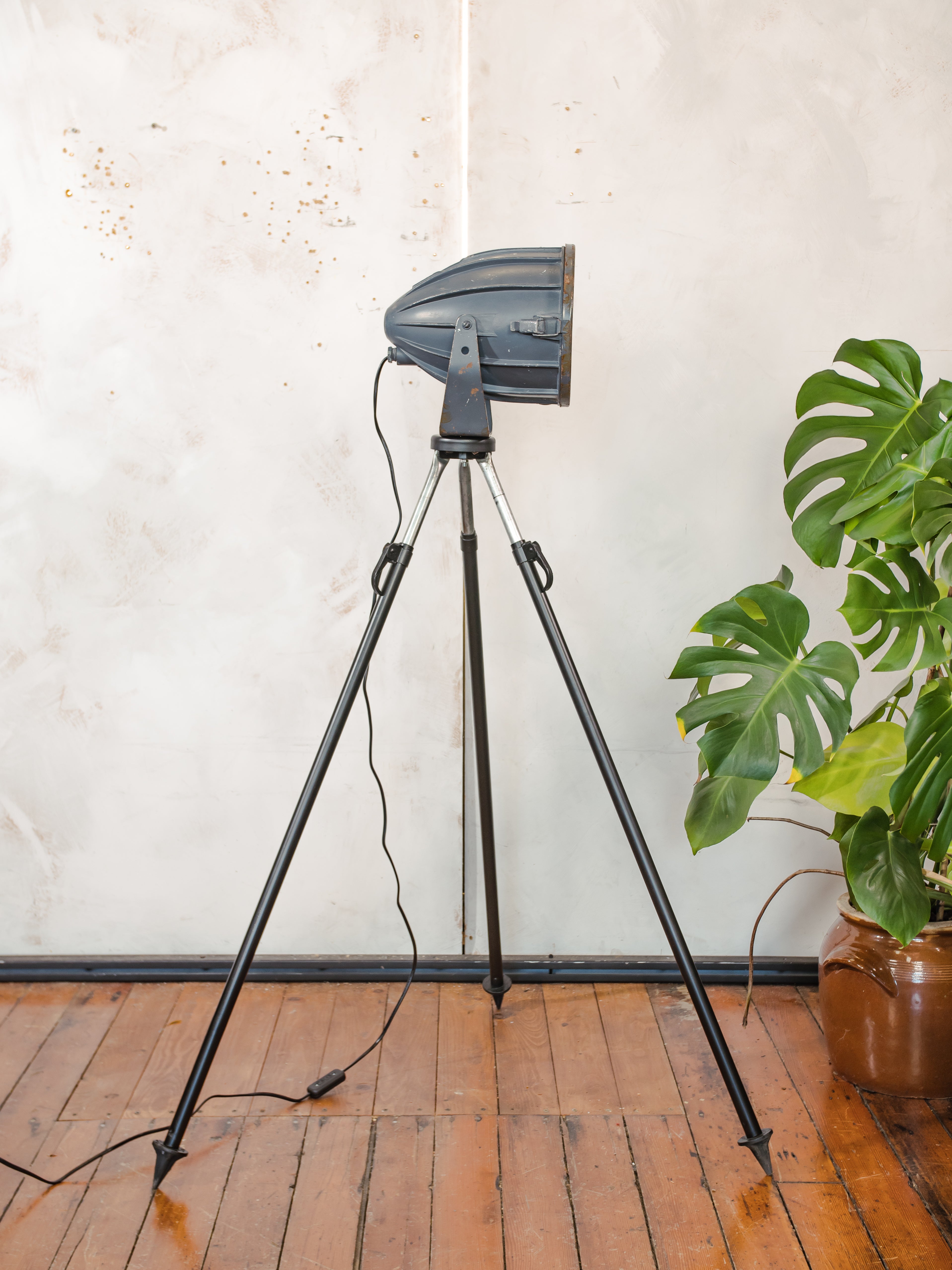 Vintage Sovjet CCCP fabrieks spotlight lamp, industriële Bosch statief vloerlamp, jaren 70