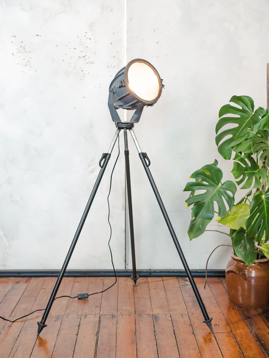 Vintage Sovjet CCCP fabrieks spotlight lamp, industriële Bosch statief vloerlamp, jaren 70