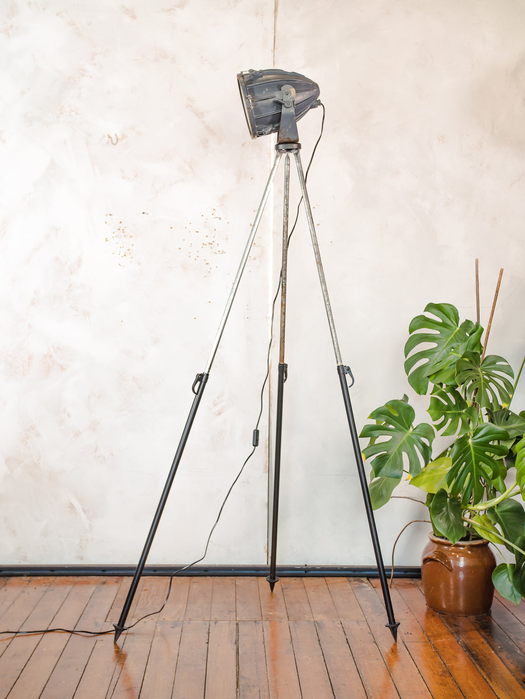 Vintage Sovjet CCCP fabrieks spotlight lamp, industriële Bosch statief vloerlamp, jaren 70