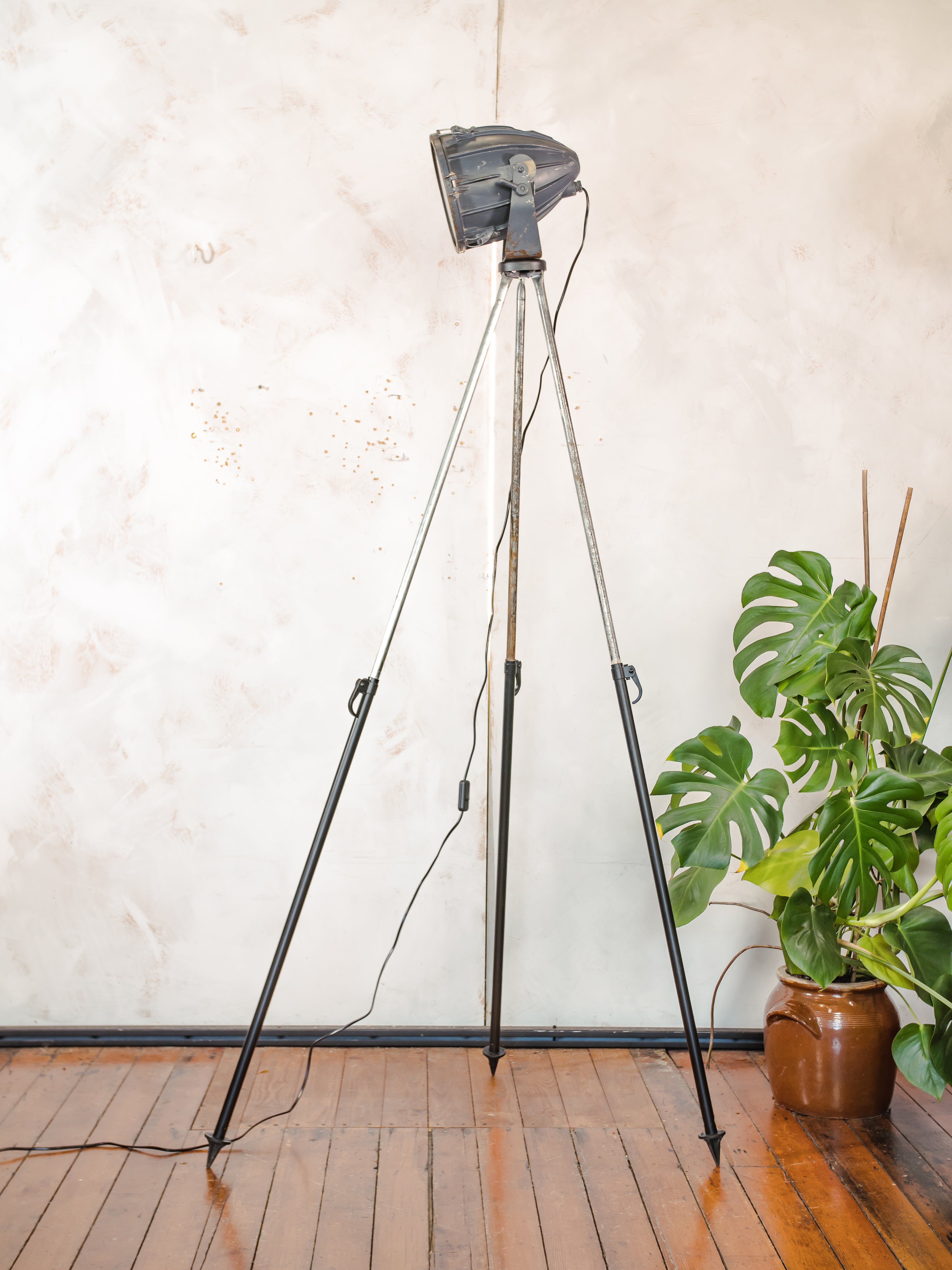 Vintage Sovjet CCCP fabrieks spotlight lamp, industriële Bosch statief vloerlamp, jaren 70