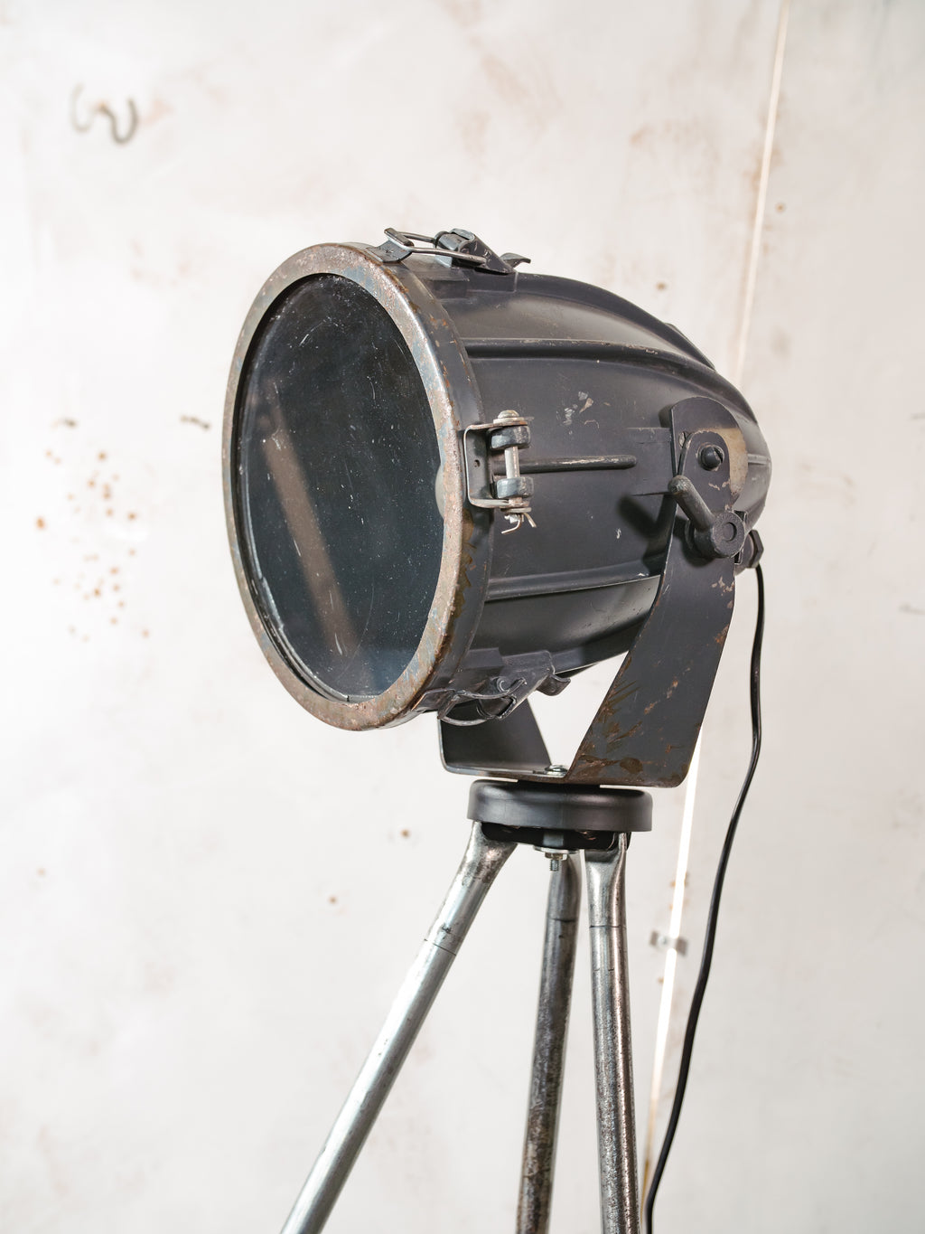 Vintage Sovjet CCCP fabrieks spotlight lamp, industriële Bosch statief vloerlamp, jaren 70