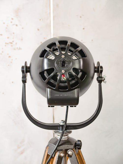 Gerestaureerde, mat zwarte Strand Electric Patt 123 theaterspot vloerlamp uit de jaren 50, Berlebach statief podiumlamp, design loft decor