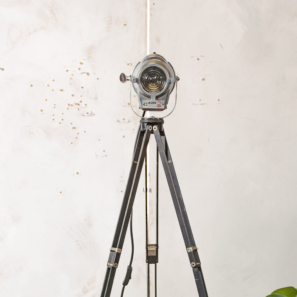 Vintage kleine Ianiro Mizar Spotlight vloerlamp – studiolamp uit de jaren 50 op een Zeiss Ikon statief – gepolijst aluminium – verstelbaar tot bureaulamp