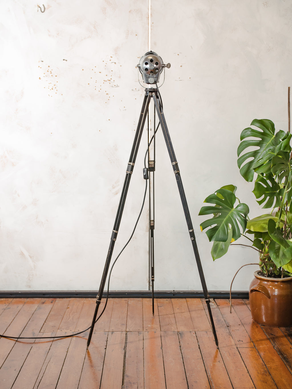 Vintage kleine Ianiro Mizar Spotlight vloerlamp – studiolamp uit de jaren 50 op een Zeiss Ikon statief – gepolijst aluminium – verstelbaar tot bureaulamp